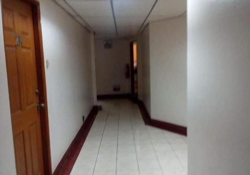 Отель Ekonumi Rooms At Benrosi Plaza