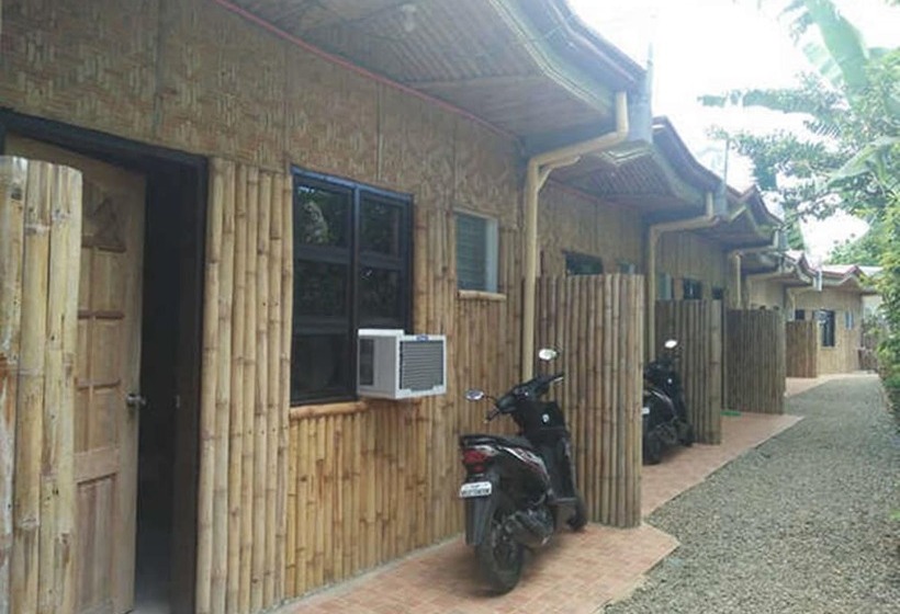 هتل Miles Yce Bamboo House