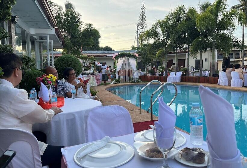 هتل Miles Yce Bamboo House