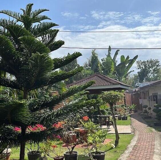 هتل Miles Yce Bamboo House