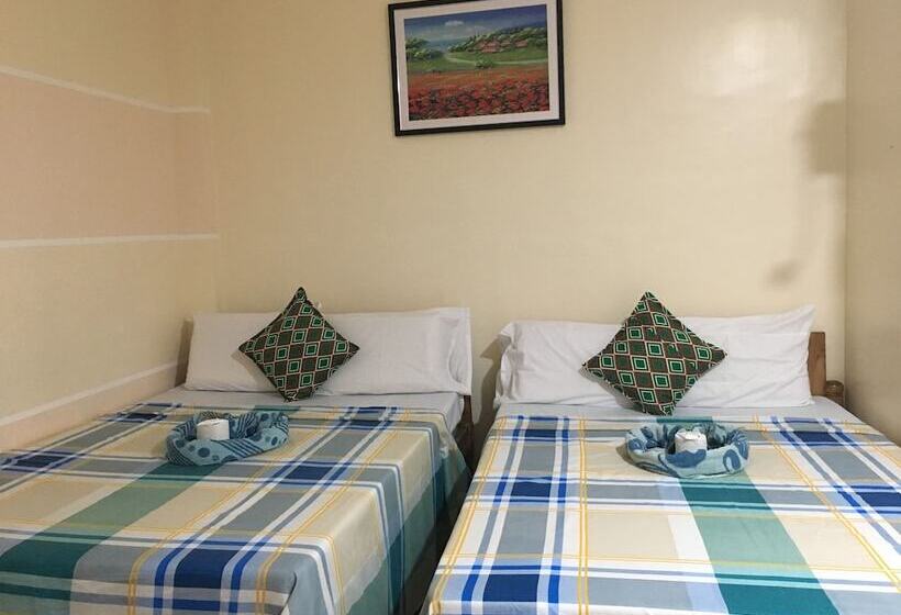 هتل Miles Yce Bamboo House