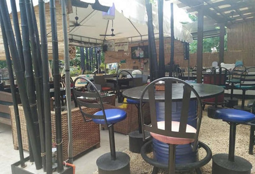 هتل Miles Yce Bamboo House