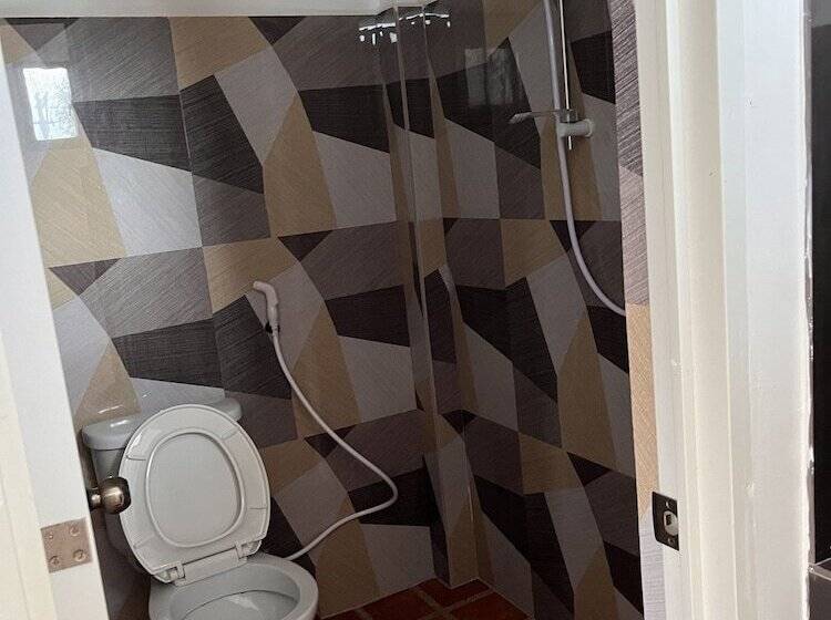 هتل Miles Yce Bamboo House