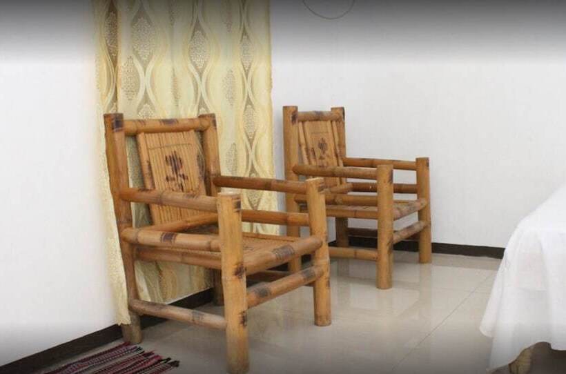 هتل Miles Yce Bamboo House