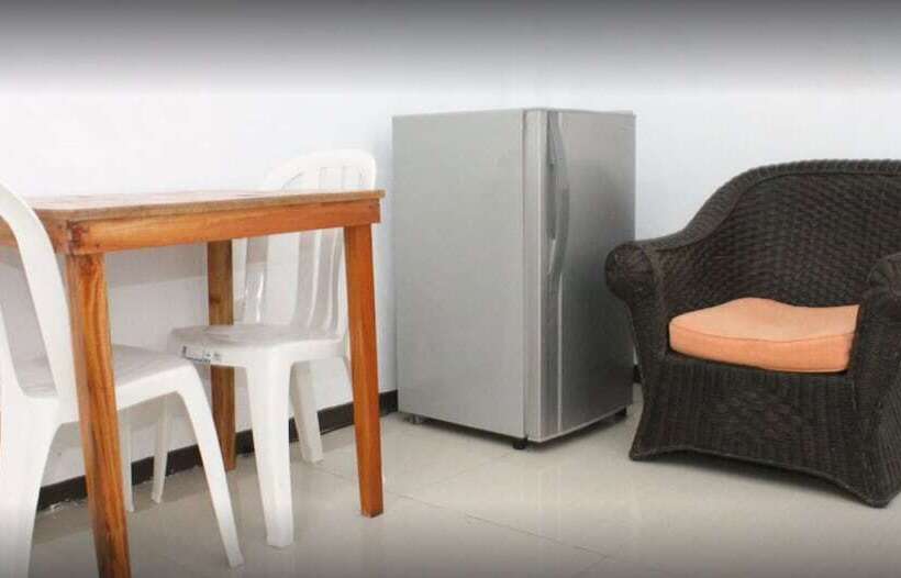 هتل Miles Yce Bamboo House