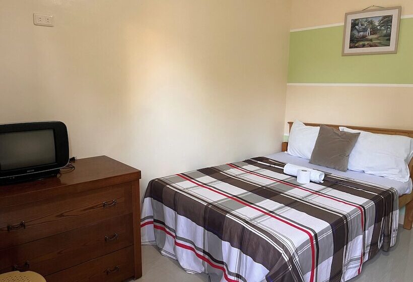 هتل Miles Yce Bamboo House