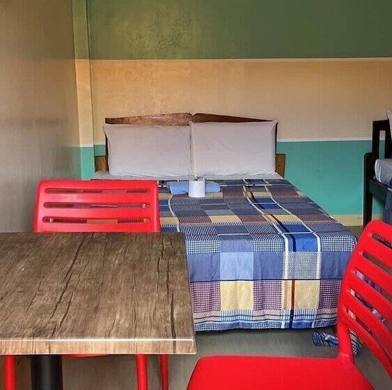 هتل Miles Yce Bamboo House