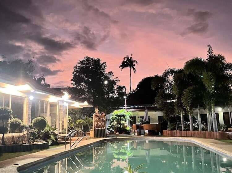 هتل Miles Yce Bamboo House