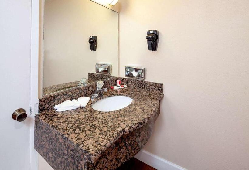 فندق على الطريق Travelodge By Wyndham Harbor City