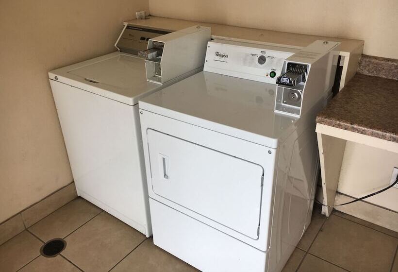 فندق على الطريق Travelodge By Wyndham Harbor City