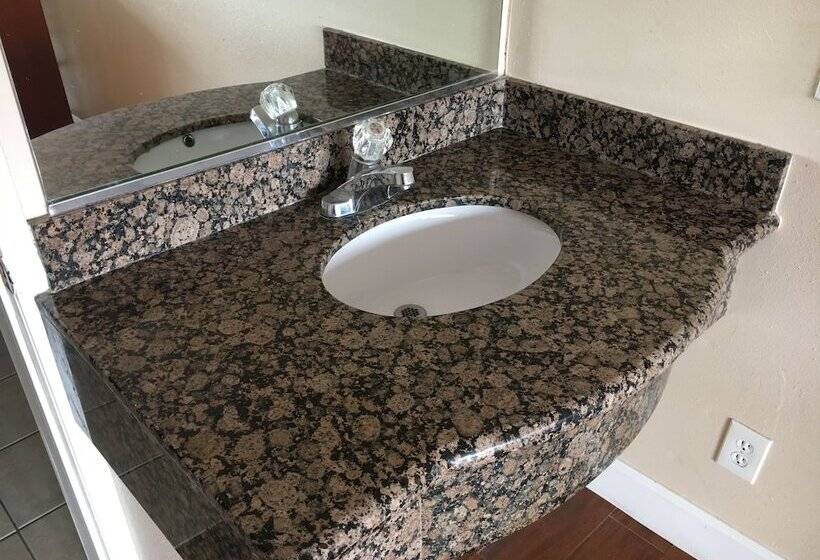 فندق على الطريق Travelodge By Wyndham Harbor City