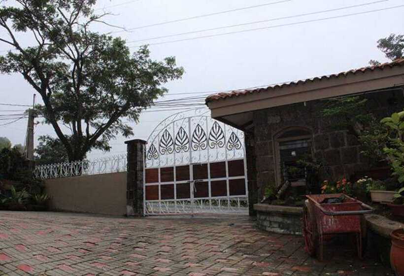 پانسیون F8 Inn   Formerly F8 Bed & Breakfast