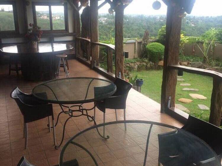 پانسیون F8 Inn   Formerly F8 Bed & Breakfast