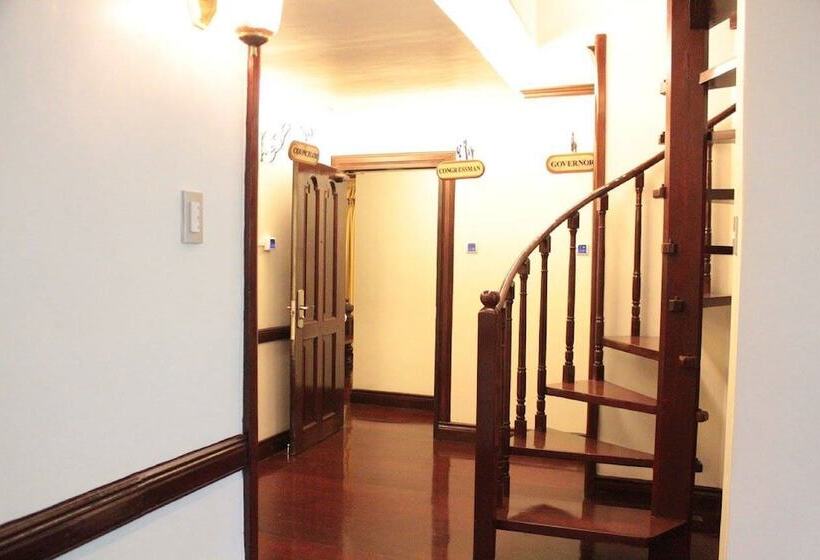 پانسیون F8 Inn   Formerly F8 Bed & Breakfast