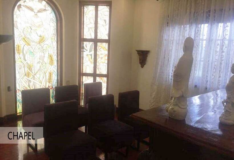 پانسیون F8 Inn   Formerly F8 Bed & Breakfast