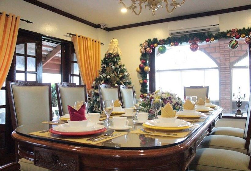 پانسیون F8 Inn   Formerly F8 Bed & Breakfast