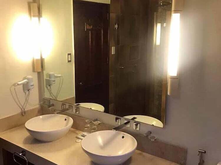 پانسیون F8 Inn   Formerly F8 Bed & Breakfast