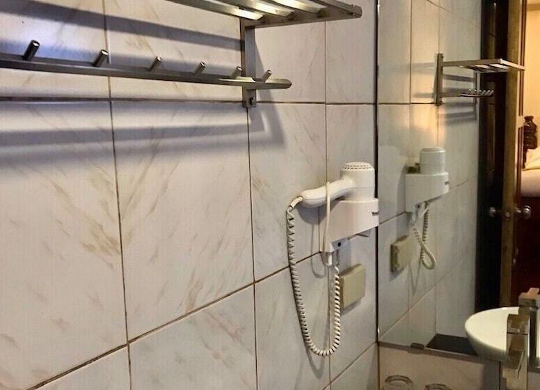 پانسیون F8 Inn   Formerly F8 Bed & Breakfast