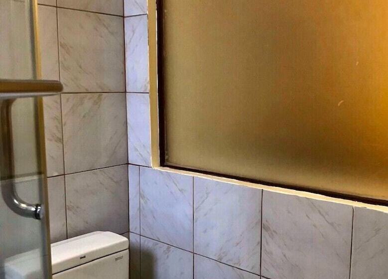 پانسیون F8 Inn   Formerly F8 Bed & Breakfast