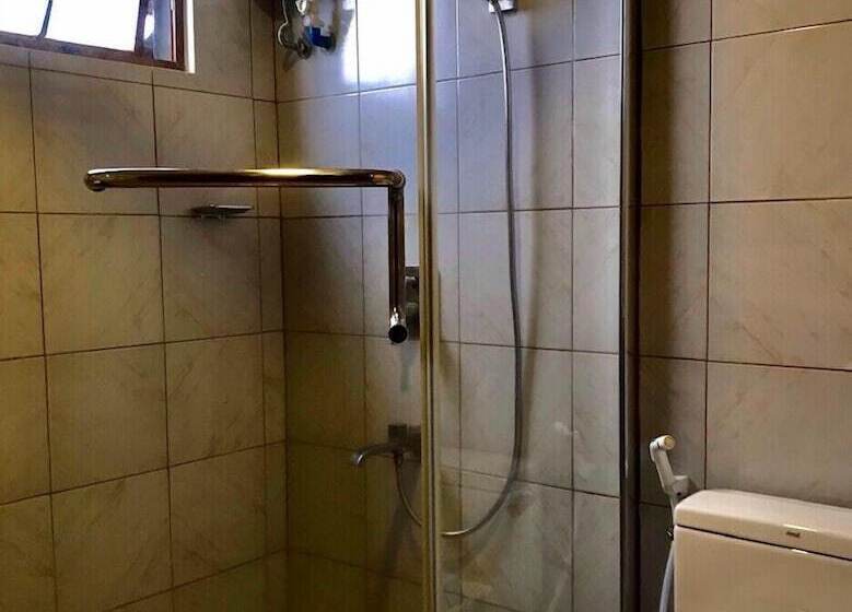 پانسیون F8 Inn   Formerly F8 Bed & Breakfast