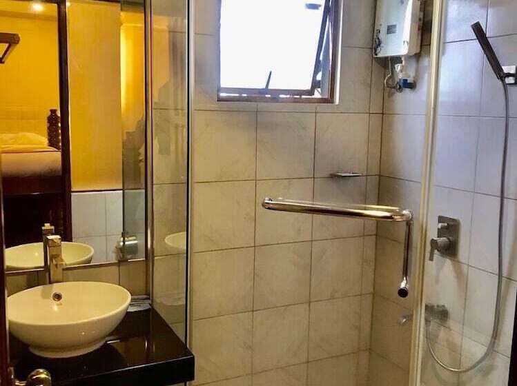 پانسیون F8 Inn   Formerly F8 Bed & Breakfast