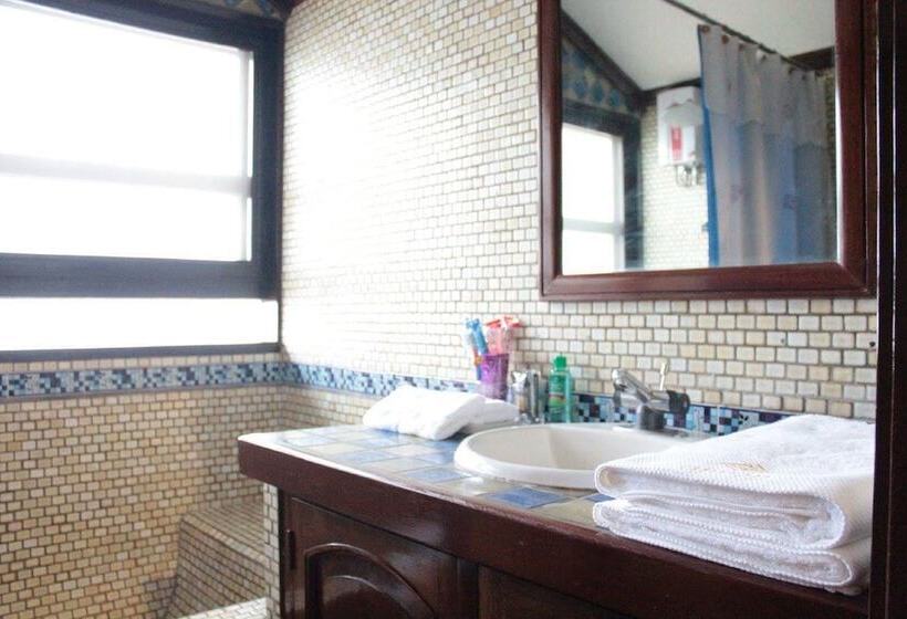 پانسیون F8 Inn   Formerly F8 Bed & Breakfast