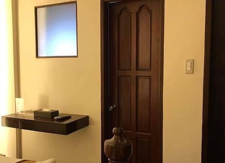 پانسیون F8 Inn   Formerly F8 Bed & Breakfast