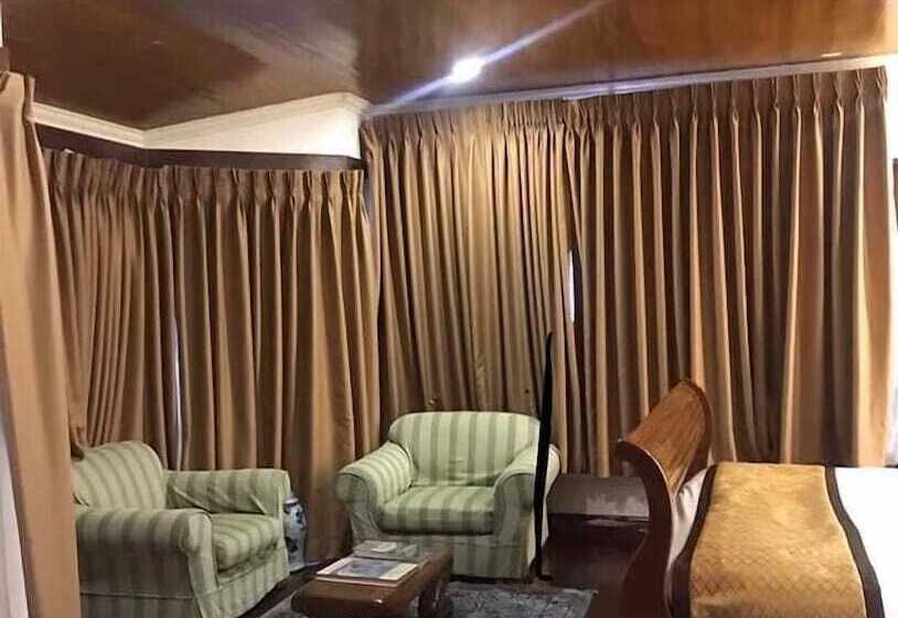 پانسیون F8 Inn   Formerly F8 Bed & Breakfast