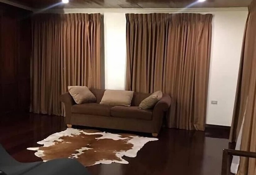 پانسیون F8 Inn   Formerly F8 Bed & Breakfast