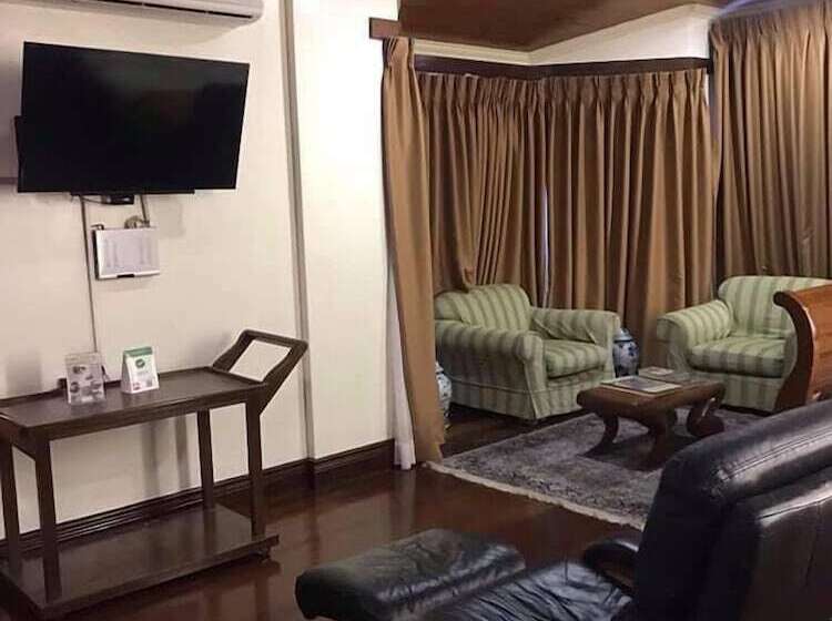 پانسیون F8 Inn   Formerly F8 Bed & Breakfast