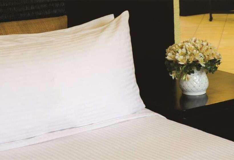 בית מלון כפרי Quest Plus Conference Center Clark