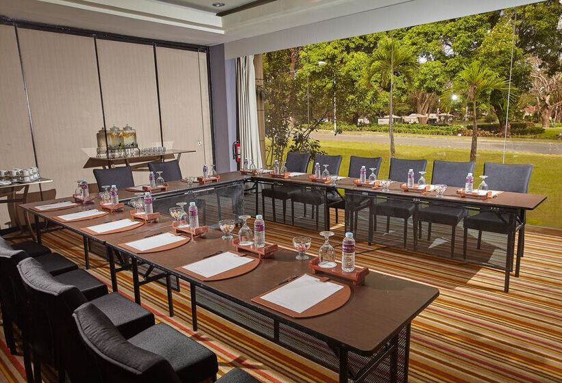 בית מלון כפרי Quest Plus Conference Center Clark