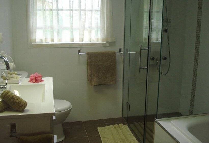 هتل Shiralee Executive Cottages