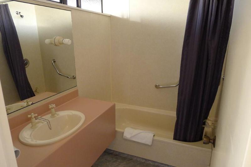 هتل The Village Inn