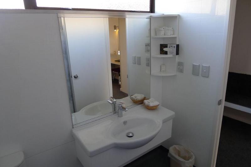 هتل The Village Inn