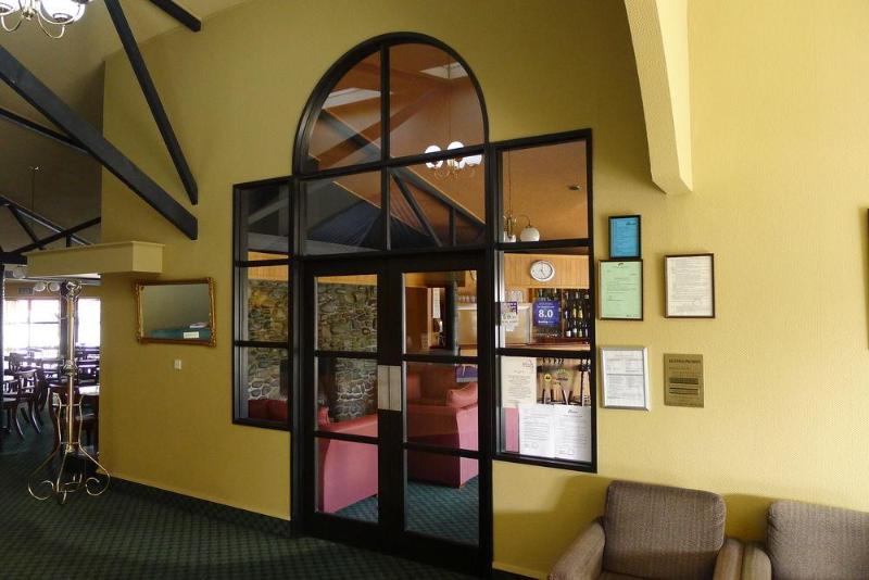 هتل The Village Inn