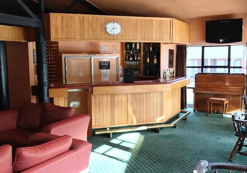 هتل The Village Inn