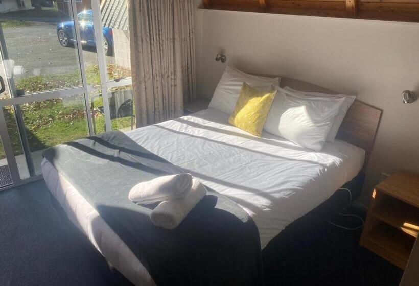 Mountain Chalets Motel