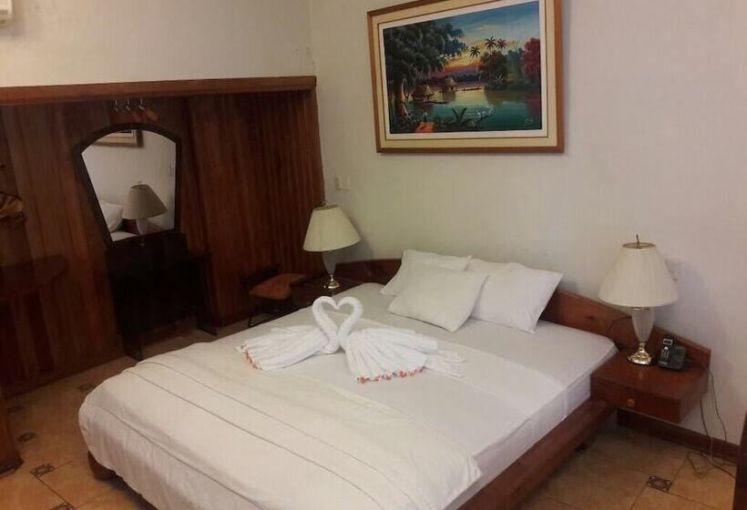 Amazon Green Hotel   Hostel