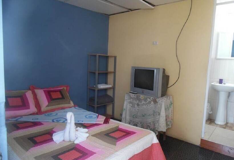 Hostel Yakumama Paracas