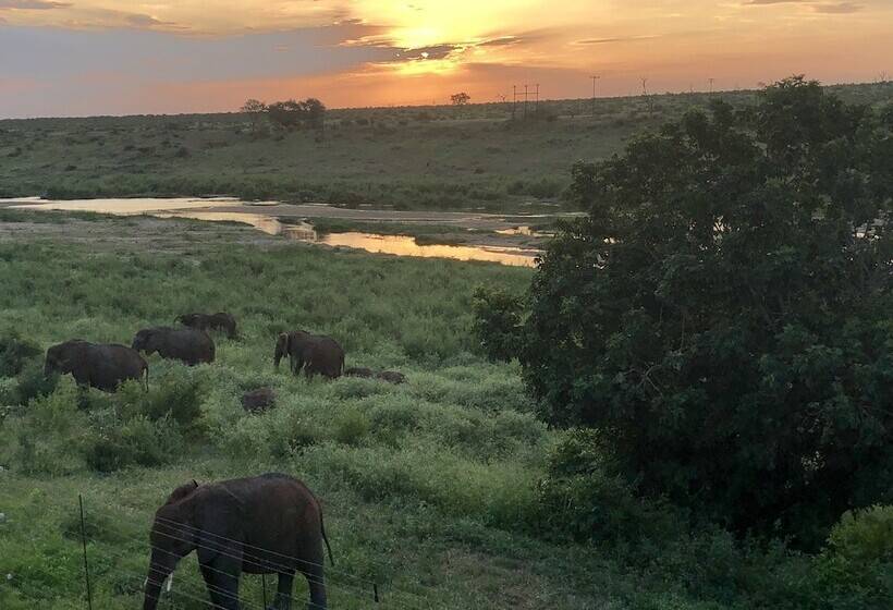 هتل Elephant Walk Retreat