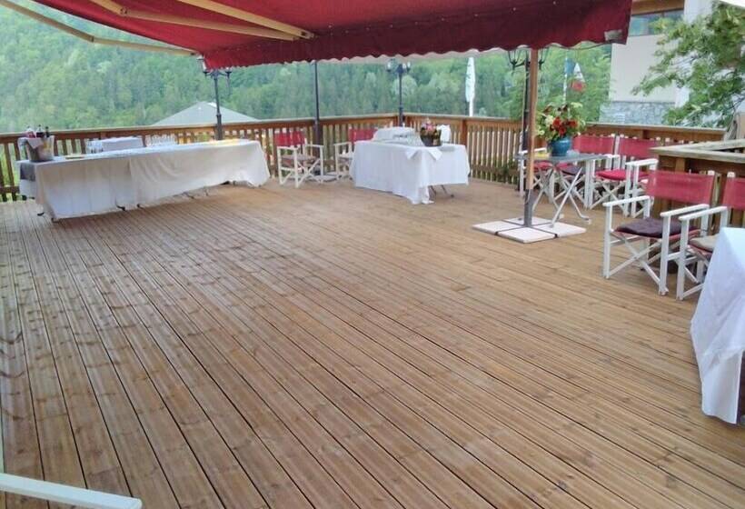 Отель Hôtel Restaurant La Croix Jean Claude