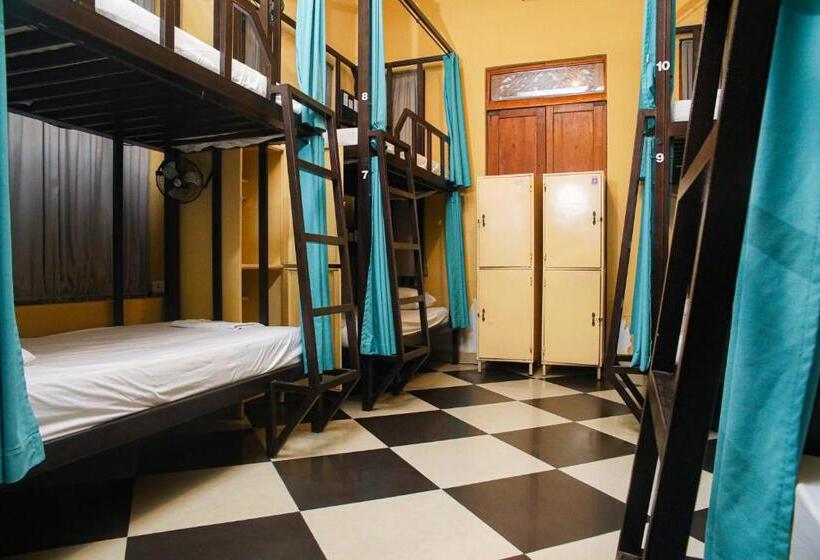 בית מלון כפרי La Brisa Loca Hostel