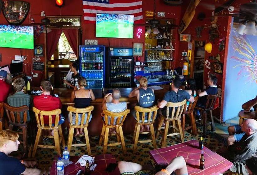 בית מלון כפרי La Brisa Loca Hostel