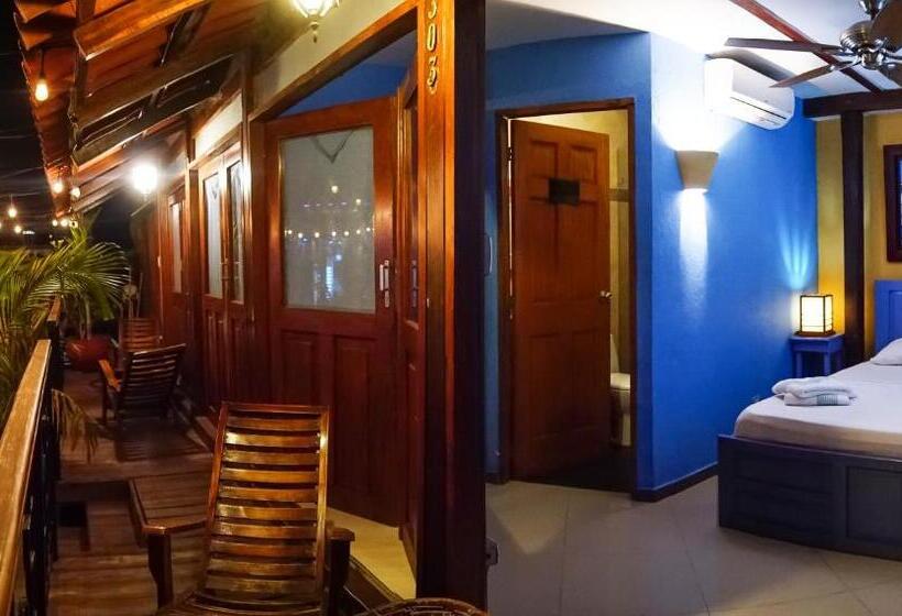 בית מלון כפרי La Brisa Loca Hostel