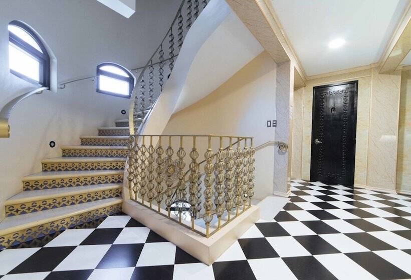 هتل Reddoorz Plus @ Aguirre Avenue Bf Homes