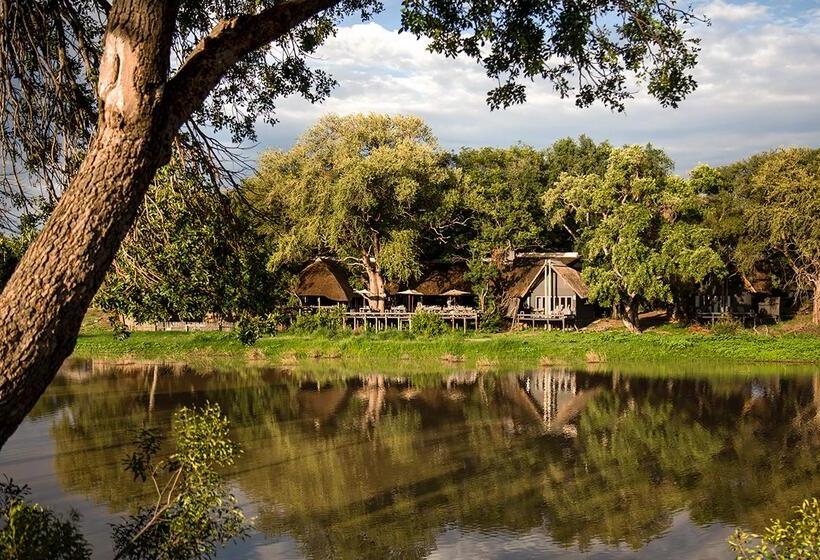 ホテル Simbavati River Lodge