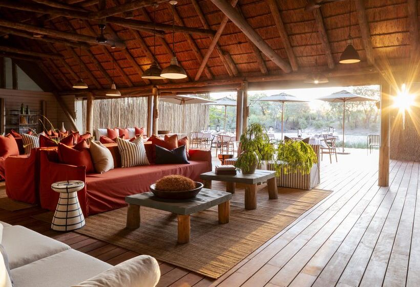 ホテル Simbavati River Lodge