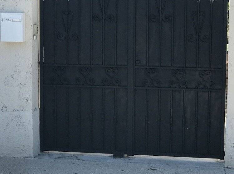 פנסיון La Maison De Cerise