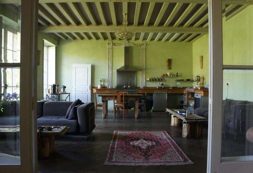 פנסיון Yobaba Lounge